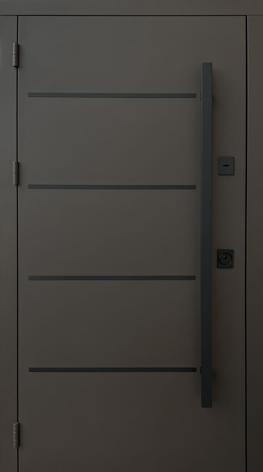 Вхідні двері Qdoors, колекція Стріт, Горизонталь вулиця, метал пісок 8019 фарба, декор молдинг, ручка труба квардат чорна 1450 мм