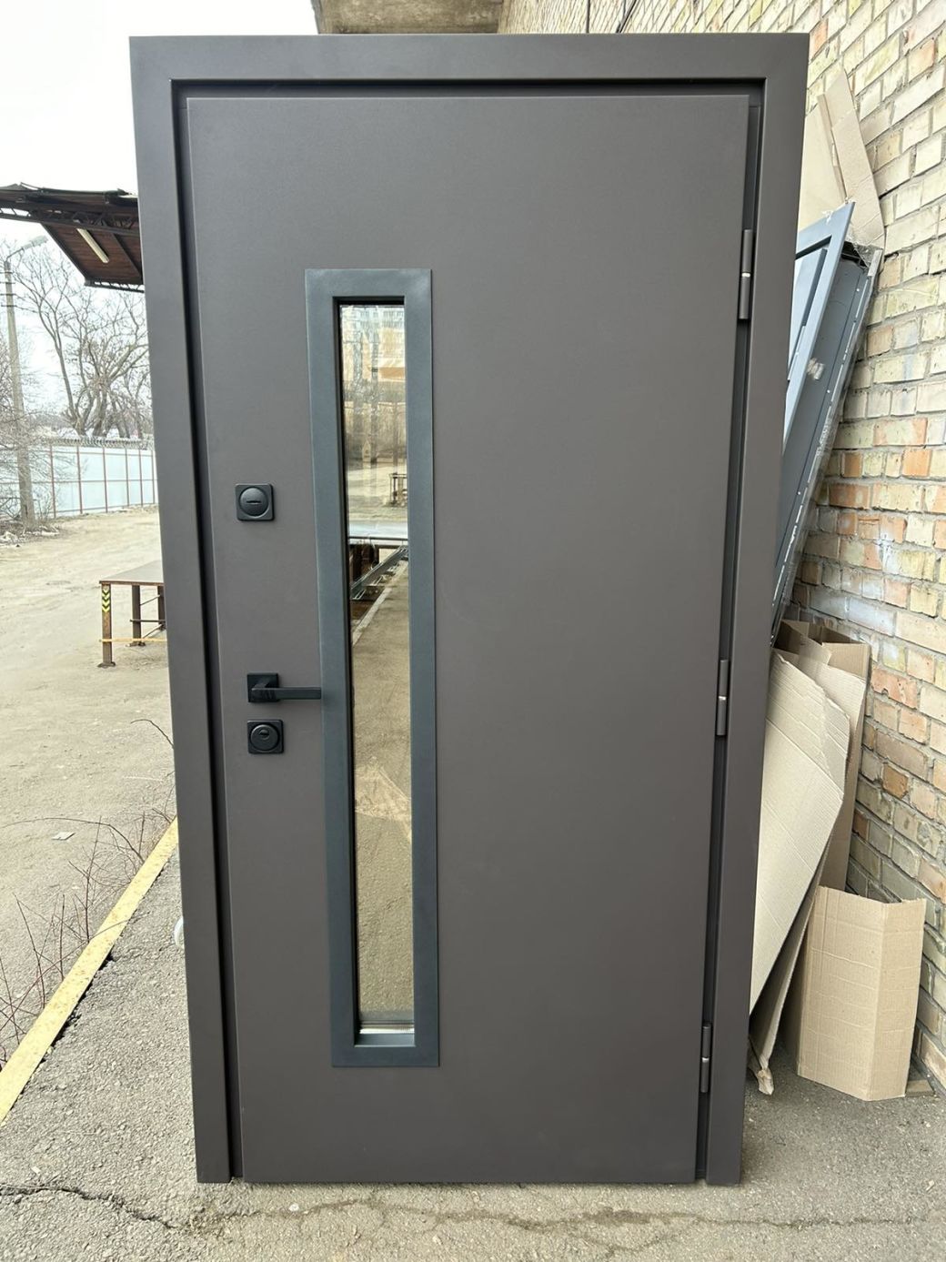 Вхідні двері Qdoors, колекція СТРОНГ, БРАУН, ВУЛИЦЯ 3 контура з ОЦИНКОВАНИМ металом на полотні,  пісок коричневий / дуб темн vin