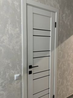 Міжкімнатні двері LuxDoors (40мм), LuxDoors Dublin, Vinil/білий, чорне скло