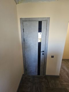 Міжкімнатні двері Darumi Plato (40 мм) Сірий бетон Lacobel чорний+звичайна кромка