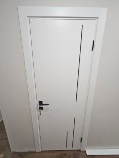 Міжкімнатні двері  Korfad Excellence  40 мм Animas біла емаль глухі, вставка з чорного алюмінію