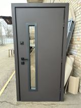 Вхідні двері Qdoors,ВУЛИЦЯ 3 контура,  ВЕСТ, пісок темний сірий/білий атлас vin ручка труба квардат чорна 1450 мм