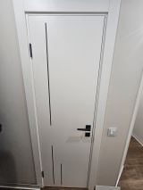 Міжкімнатні двері  Korfad Excellence  40 мм Animas біла емаль глухі, вставка з чорного алюмінію - Изображение 4