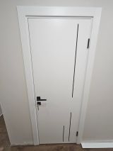 Міжкімнатні двері  Korfad Excellence  40 мм Animas біла емаль глухі, вставка з чорного алюмінію