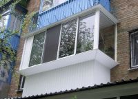 По подоконнику